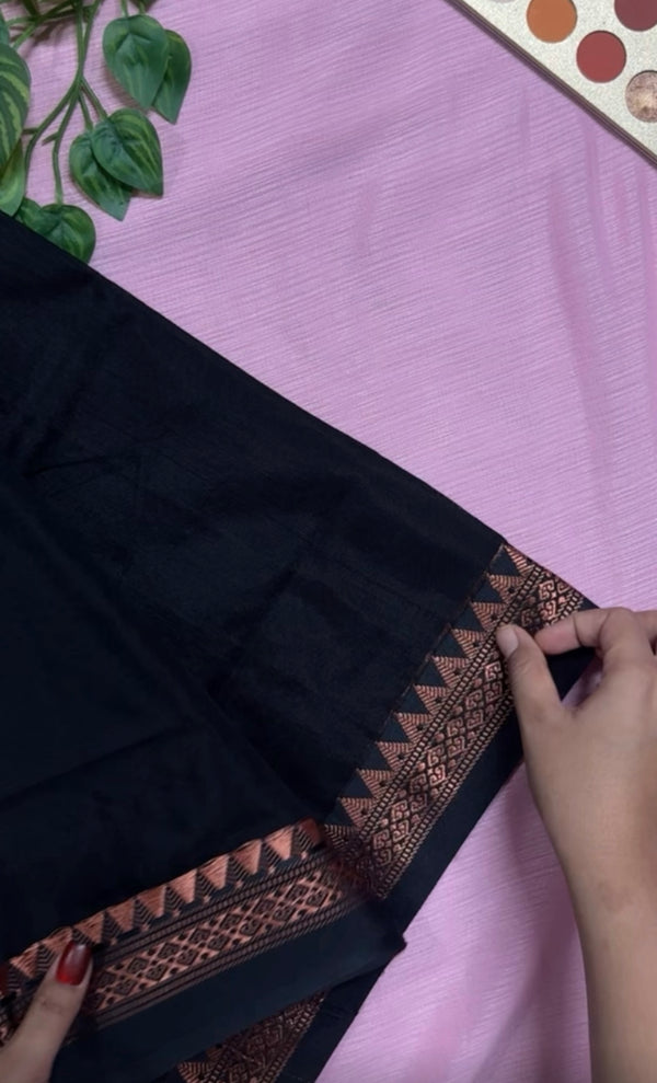 অভিজাতপূর্ণ নকশী পাড় হাফ সিল্ক শাড়ি—কালো