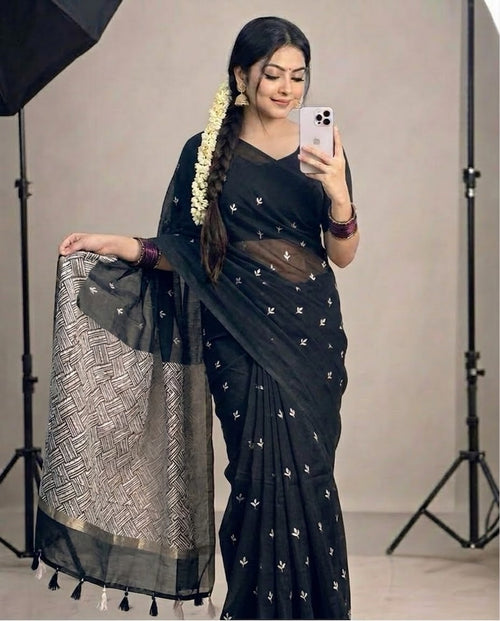 কালো কালার চুনা প্রিন্ট শাড়ি—হাফ সিল্ক (ব্লাউজ পিস থাকবে না)