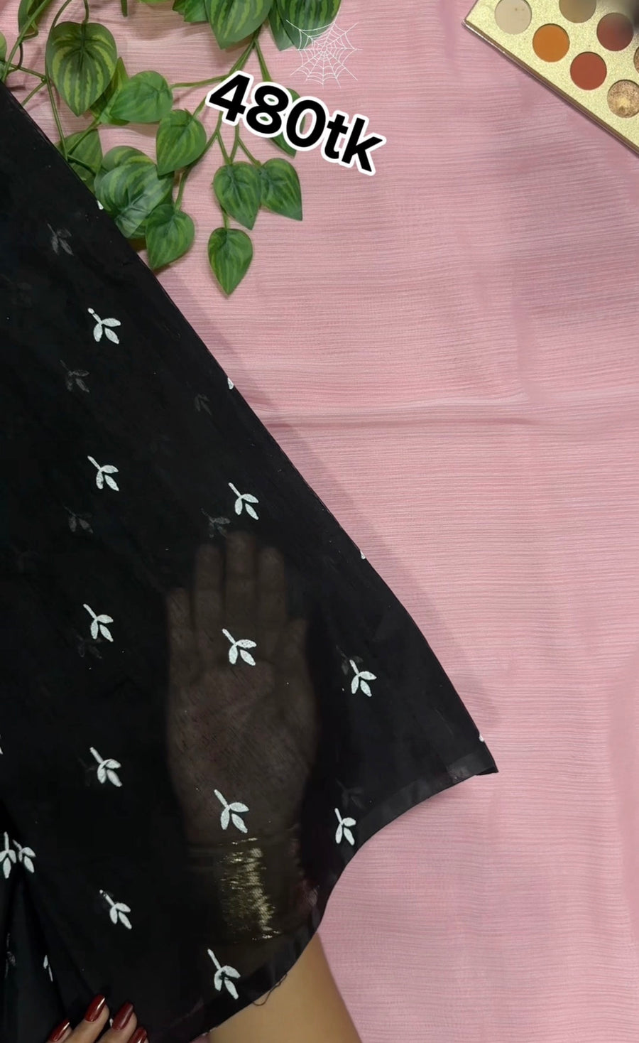 কালো কালার চুনা প্রিন্ট শাড়ি—হাফ সিল্ক (ব্লাউজ পিস থাকবে না)