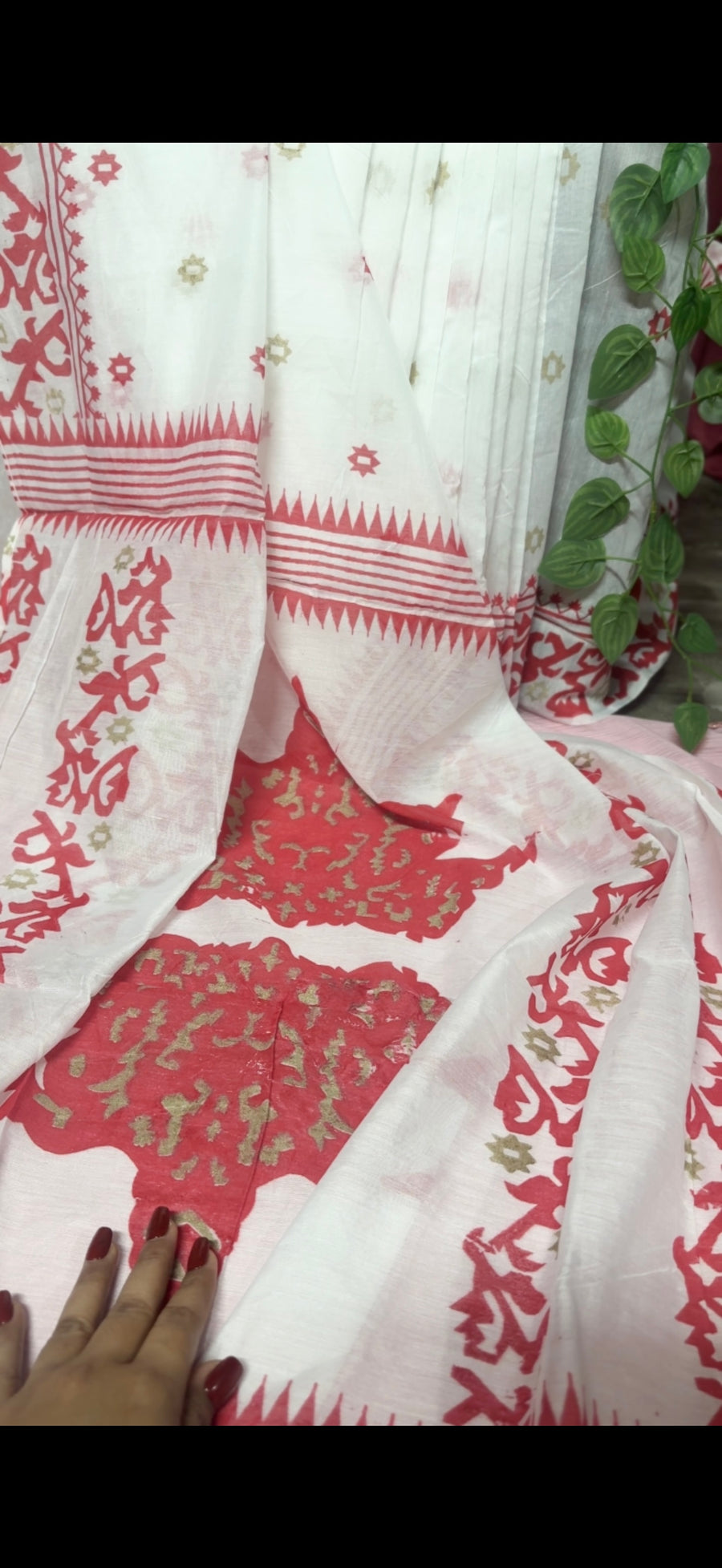 শুভ্র সাদা ও লাল কম্বিনেশনের শাড়ি