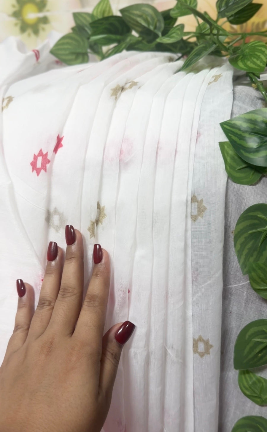 শুভ্র সাদা ও লাল কম্বিনেশনের শাড়ি